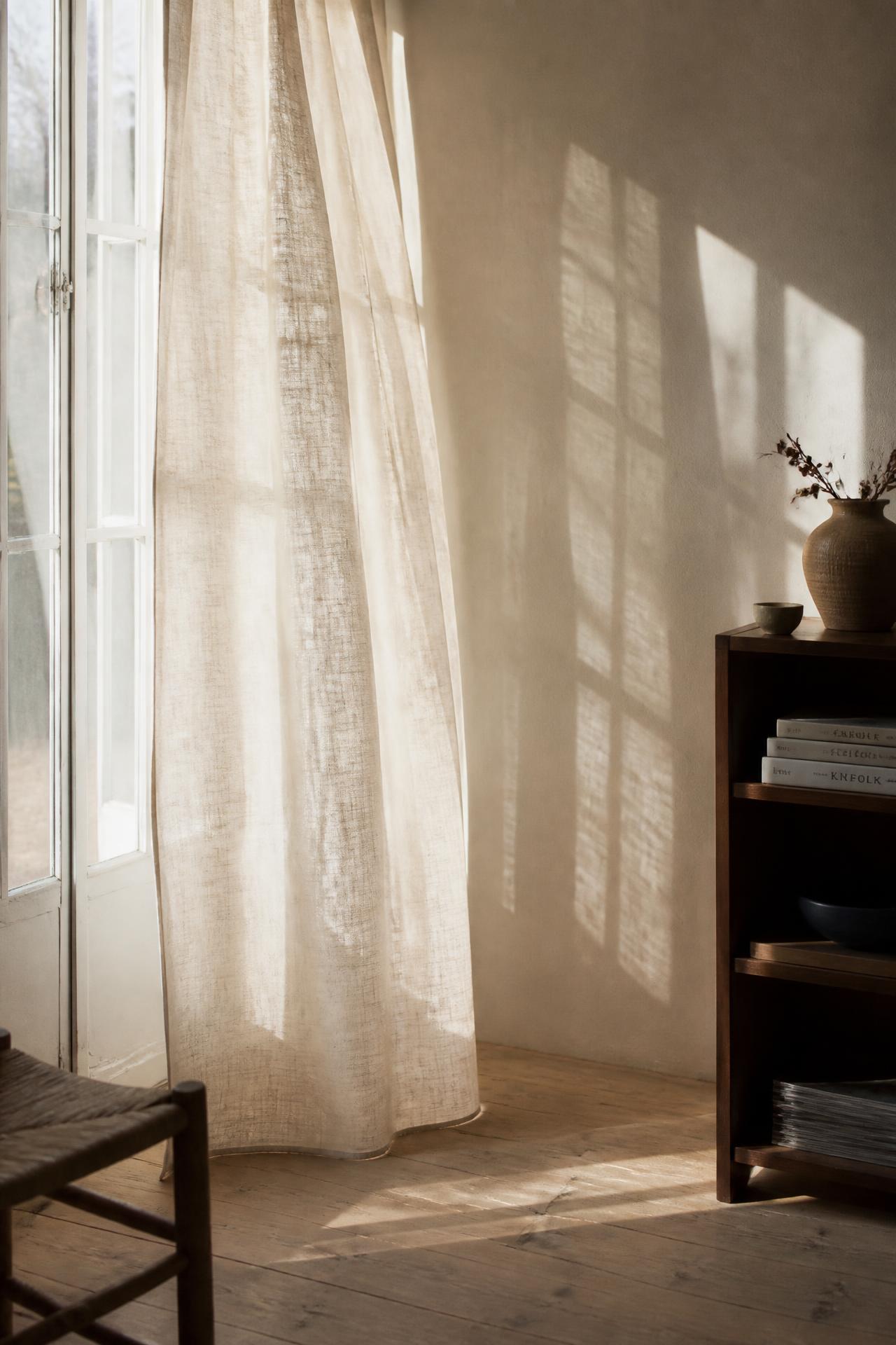 Morgenlys som faller inn gjennom lin i et rolig, nordisk rom